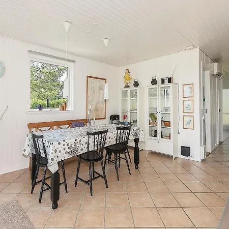 Three-bedroom Holiday In * Hesselager
