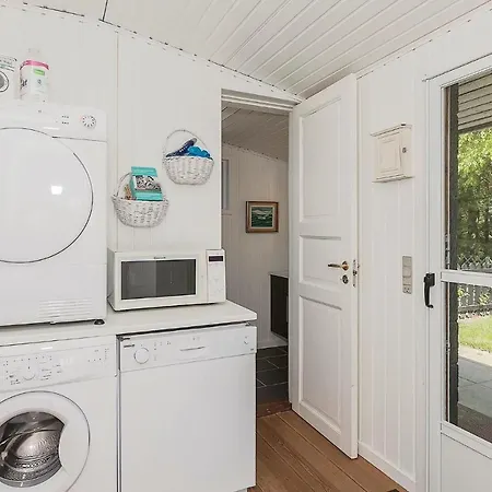 Three-bedroom Holiday In 펜션 Hesselager
